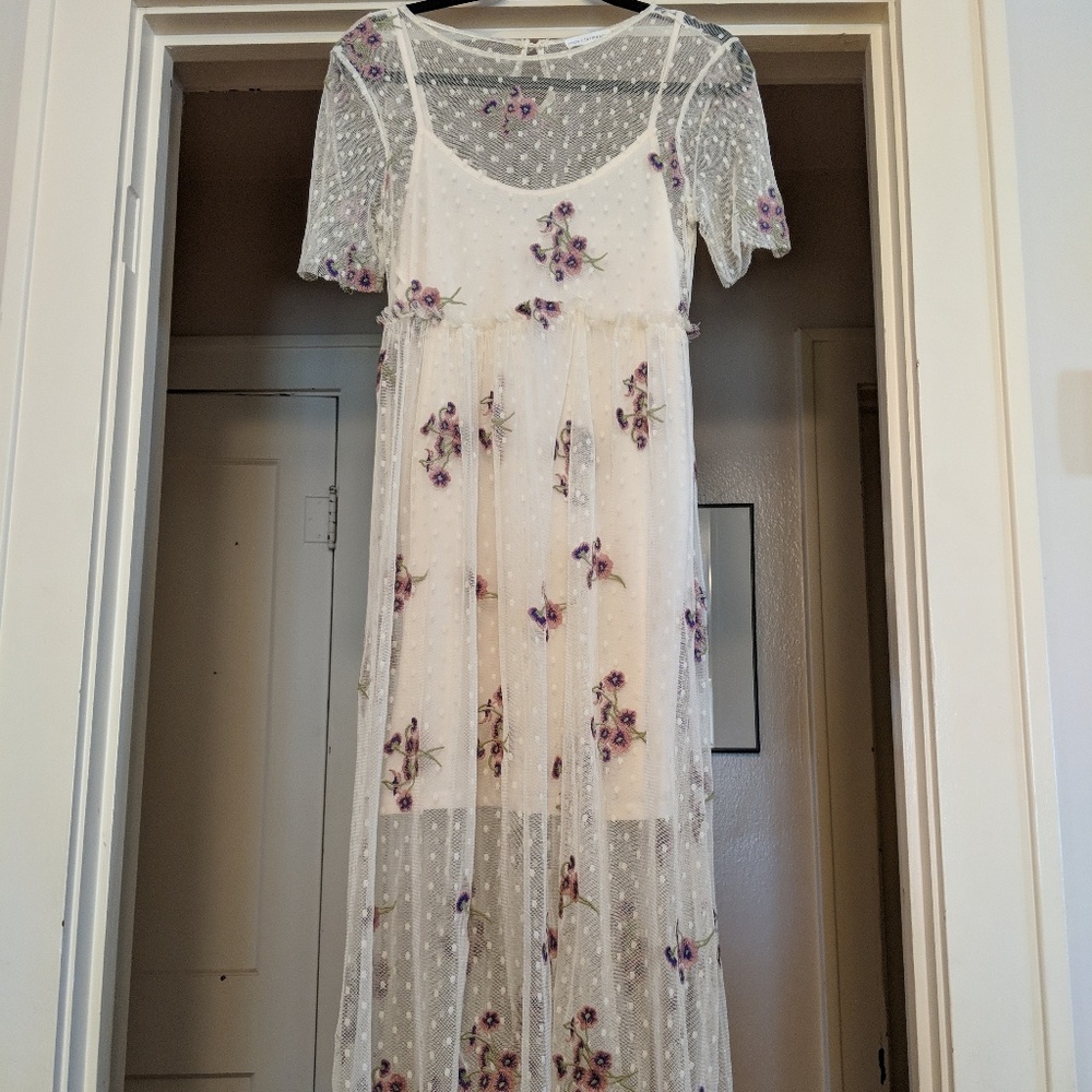 White midi dress with floral embroidery - Boutique